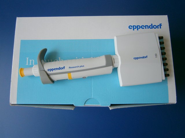 Eppendorf Research plus 10-100 µl ----- 8-Kanal-Pipette